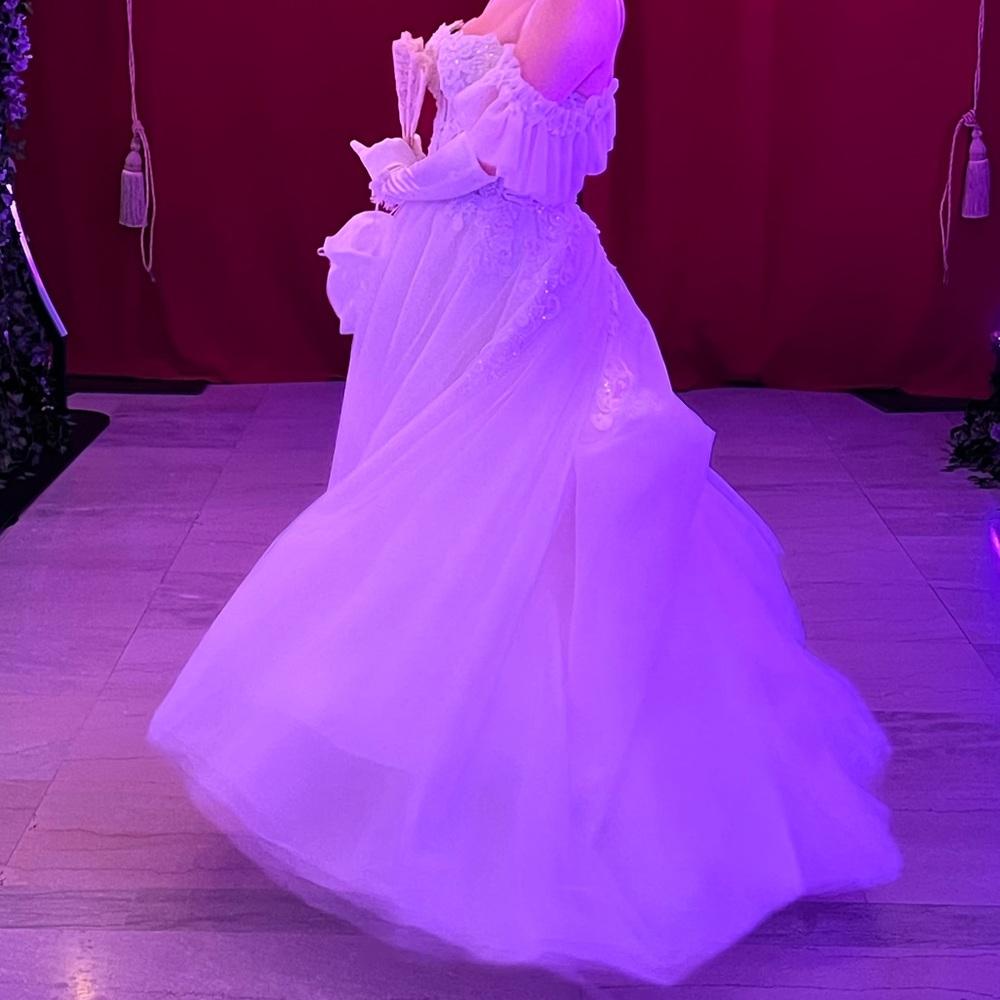 White floor length gown with cold shoulder sleeves and a train 
Size 6 - Picture 7 of 7